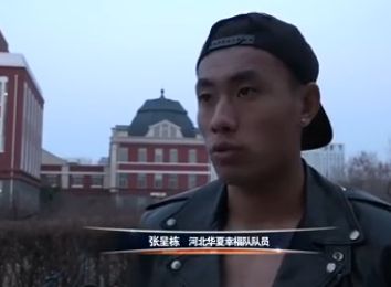 爱黑马的白马